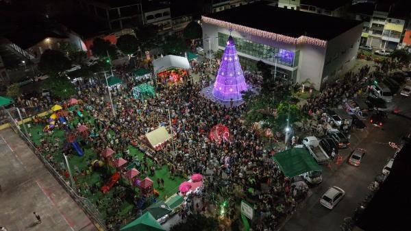 Luzes, neve artificial e música marcam inauguração do Natal Encantos de Viana – A Luz que Une a Cidade em Marcílio de Noronha