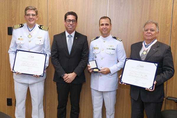 Assembleia presta homenagem a oficiais da Marinha
