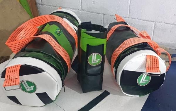 Projeto de ressocialização transforma lonas descartadas em bolsas e ecobags em unidade prisional de Linhares