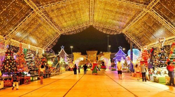 Luzes da Vila Natalina encantam visitantes em clima de confraternização