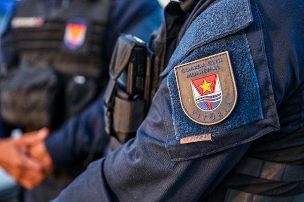 Homem é detido pela Guarda de Vitória por furtar fios de luzes de Natal no Centro