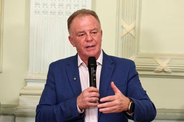 Casagrande veta mudanças em taxas de cartório no Espírito Santo