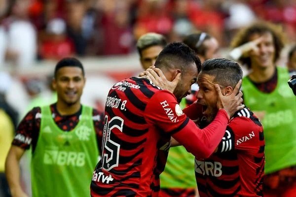 Flamengo goleia Athletico por 5 a 0 e pode terminar rodada como vice-líder